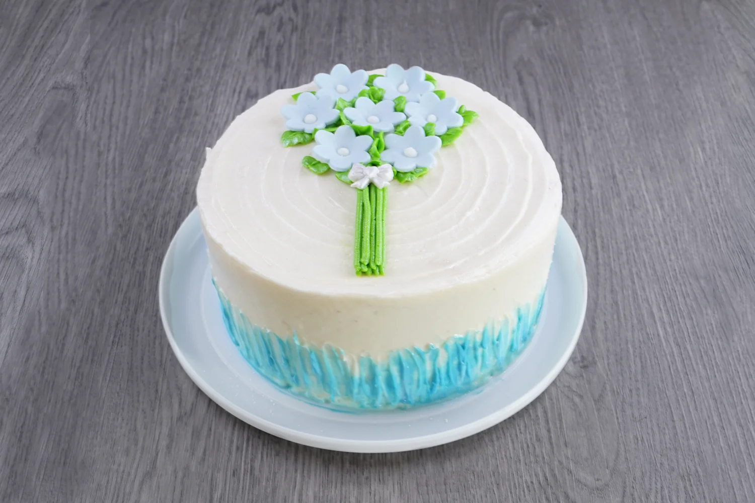 Pastel de cumpleaños o celebracion, pastel ramo de flores, pastel florecitas azules