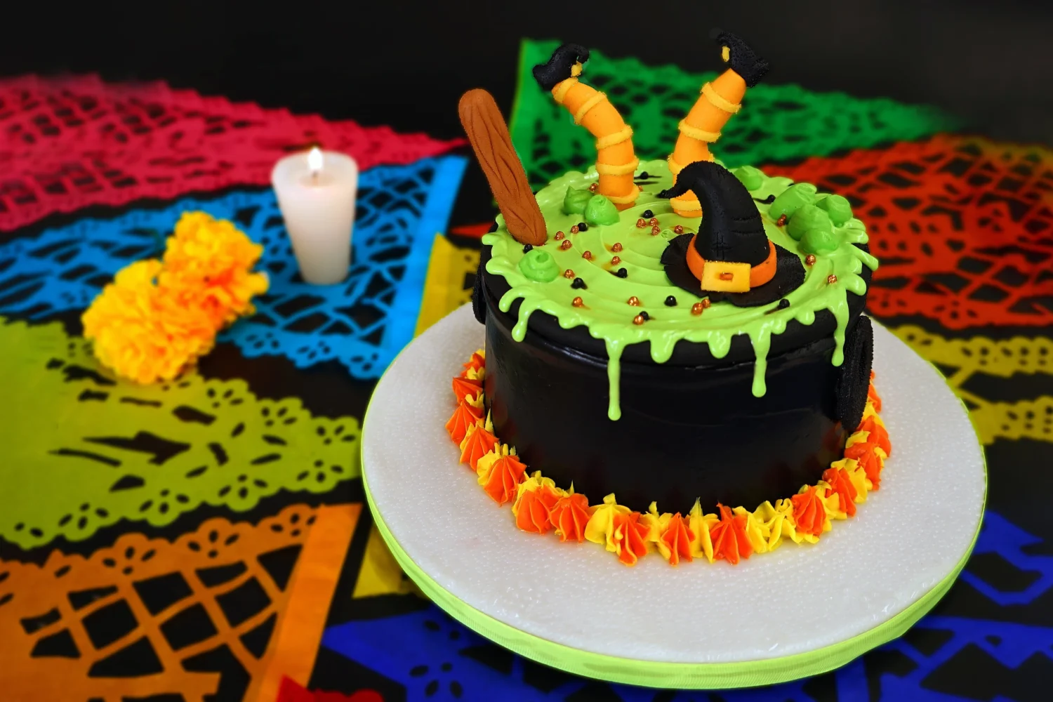 Pastel de halloween, pastel de brujas, caldero de bruja, gorro de bruja, pastel decorado para Día de Muertos, pastel tematico, día de brujas,