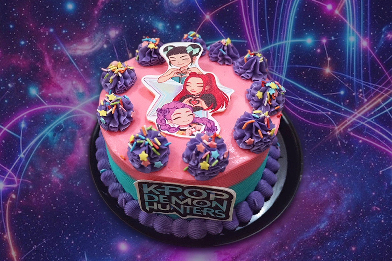 pastel de Kpop Demon Hunters, pastel de Las Guerreras Kpop, pastel de Huntr/x, pastel de Rumi Mira Zoey, pastel de cumpleaños Kpop CDMX, Pastel de huntrix, pasteles temáticos de Kpop en línea, pastel de Kpop Demon Hunters precio