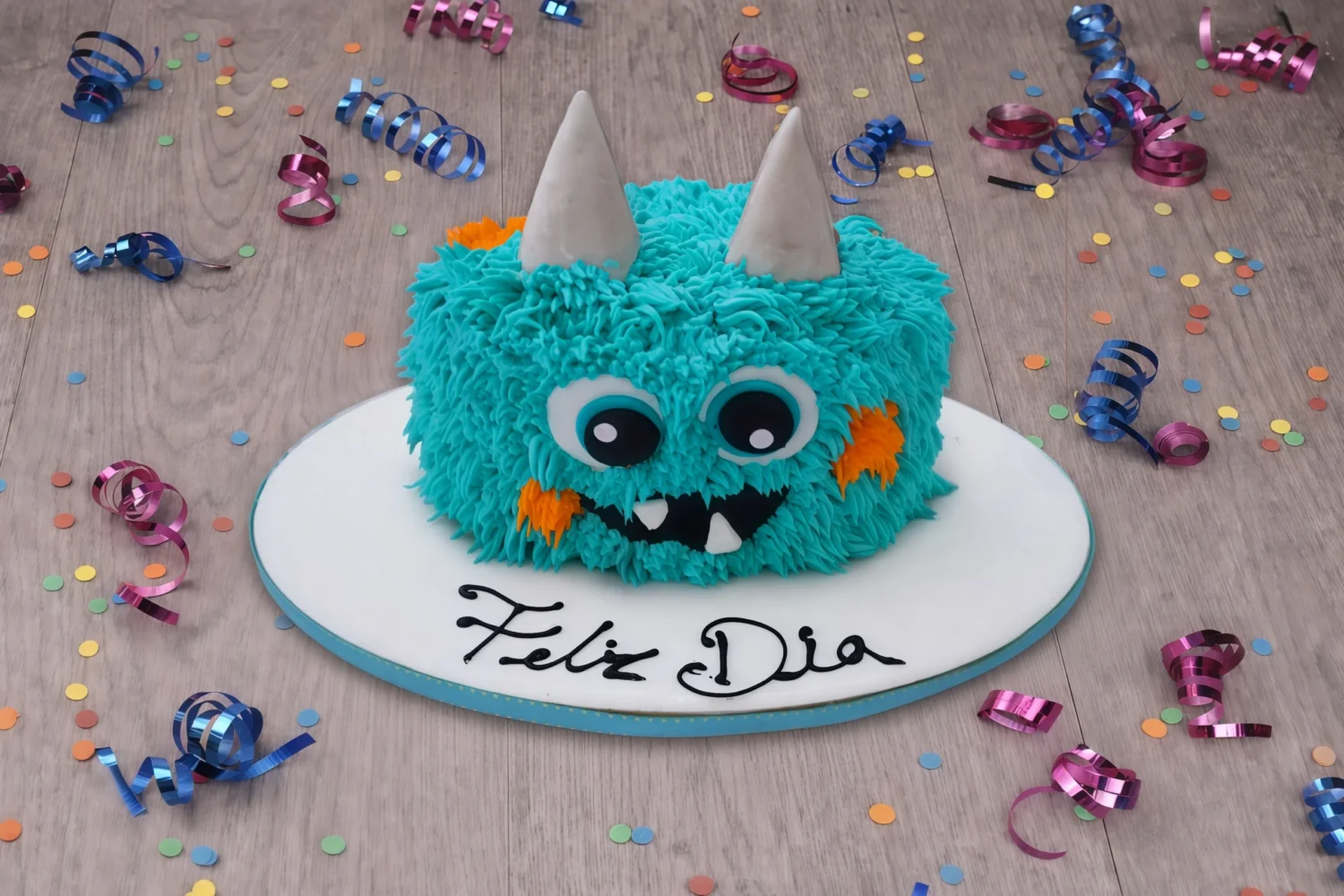 Pastel monstruo azul para Día del Niño decorado con textura tipo peluche, ojos grandes y cuernos, ideal para fiesta infantil