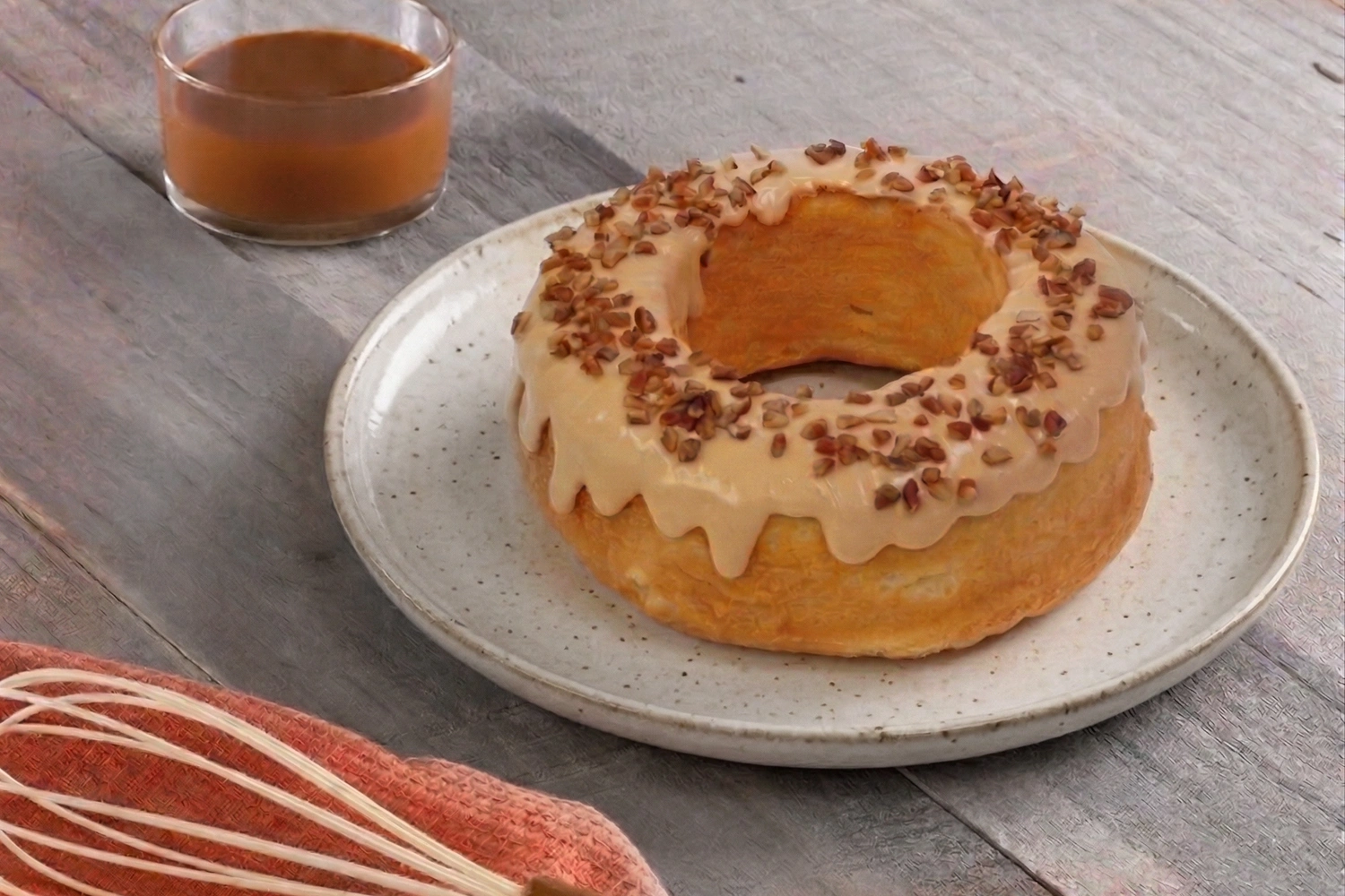 Rosca de pan suave rellena y decorada con dulce de leche de Pastelería Aranzazu en CDMX