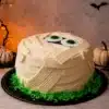 Pastel de momia para fiesta de Halloween decorado con betún en tiras de vendaje y ojos verdes en CDMX